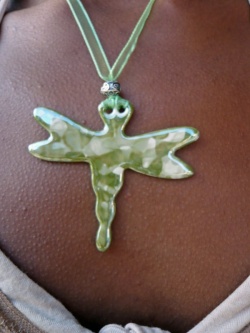 Collier vert libellule